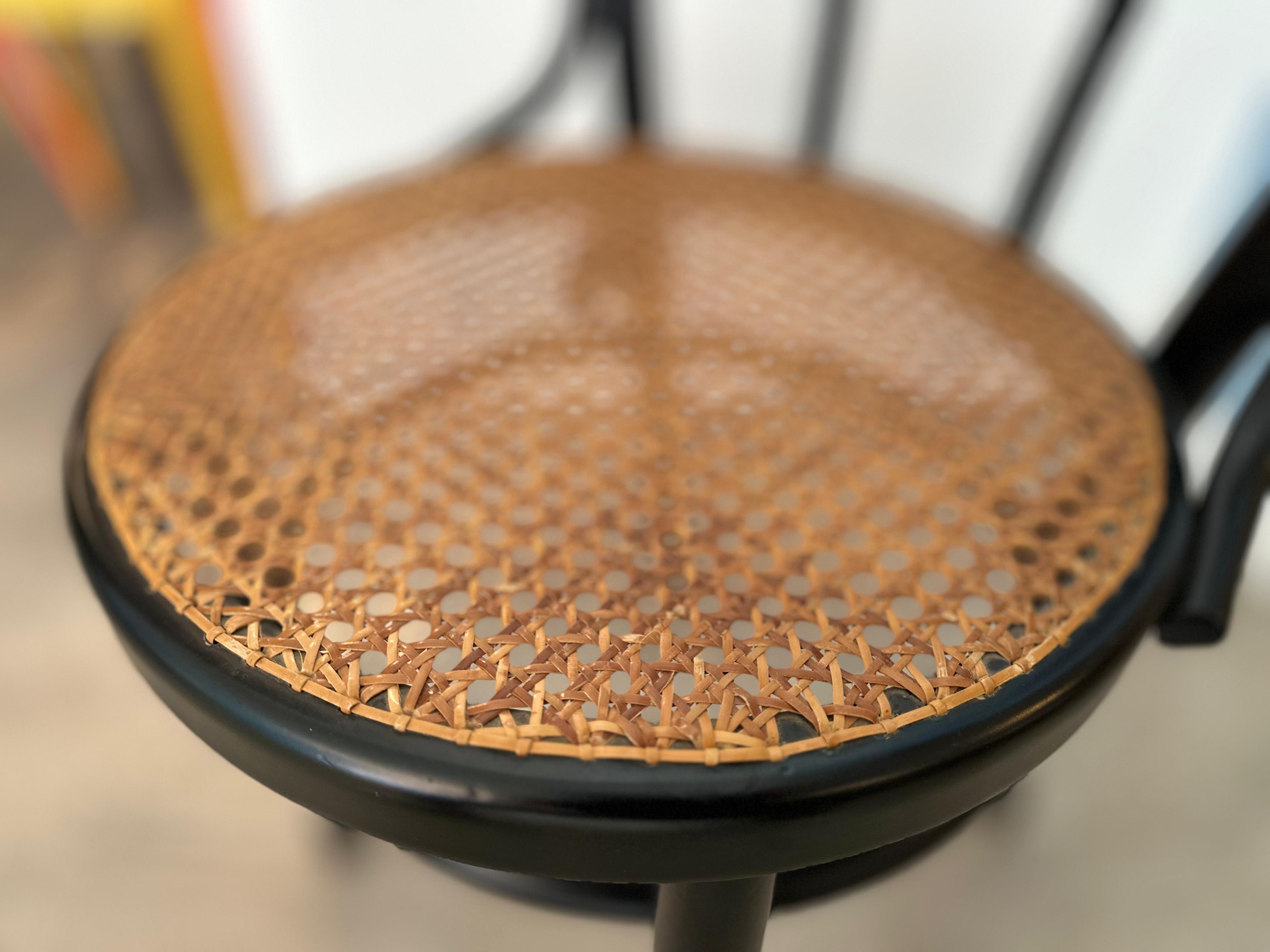 Dettaglio dell'intreccio della paglia Vienna su sedia - tecnica artigianale tradizionale di tappezzeria