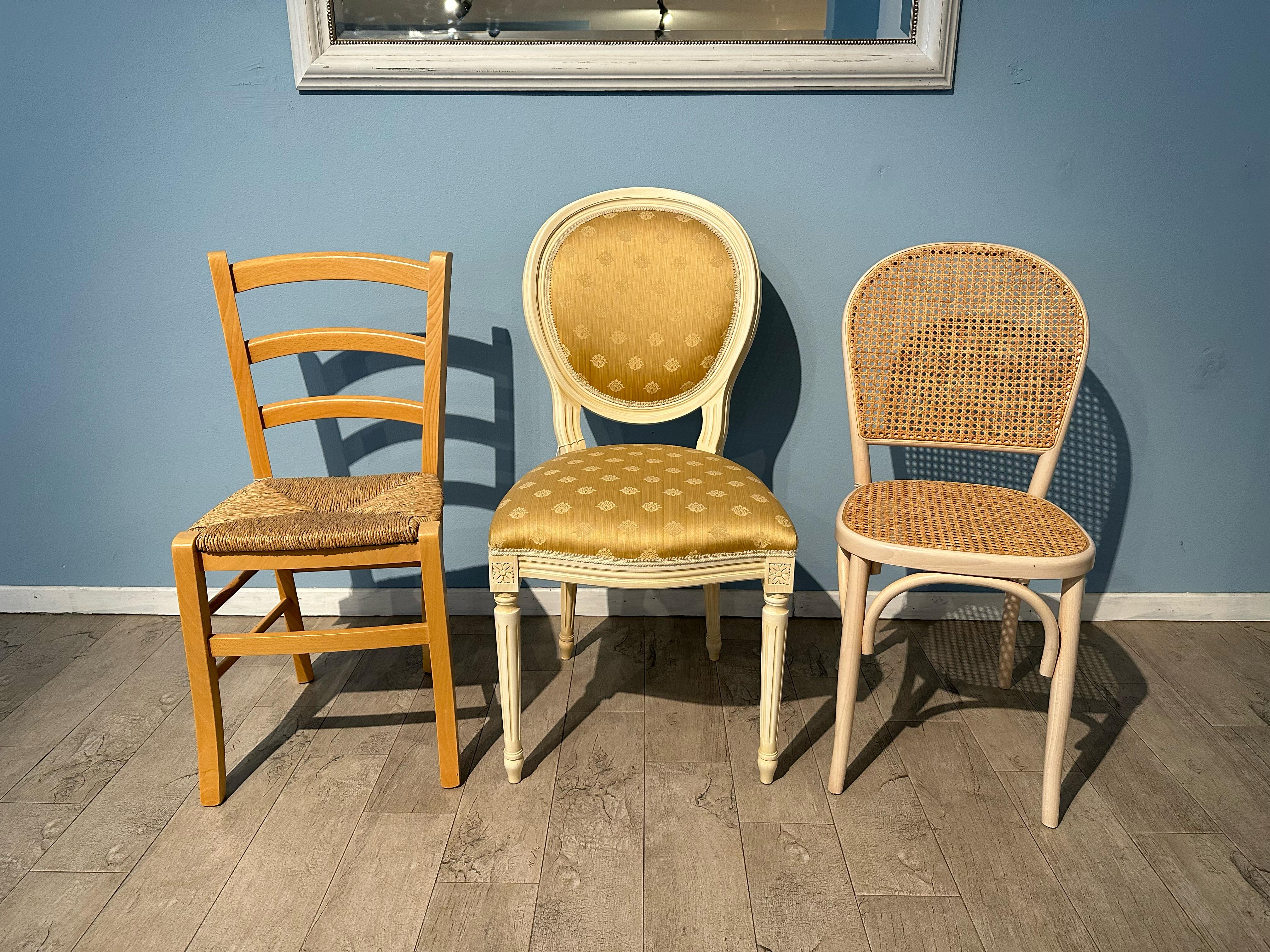 Sedie con diversi tipi di impagliatura nello showroom